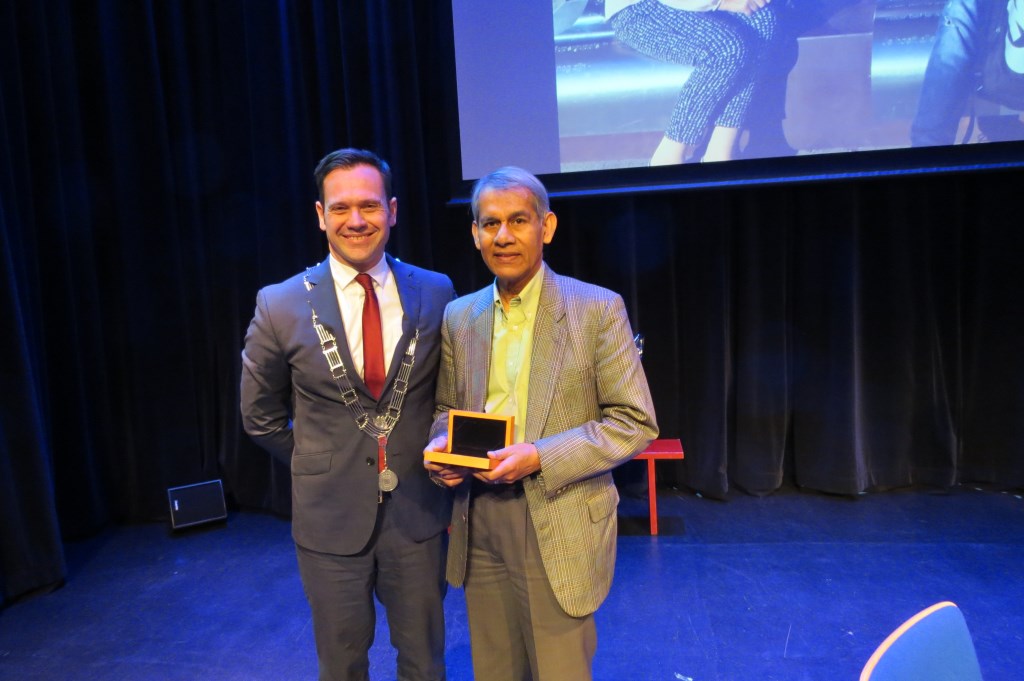 Roy Chowdhury ontvangt uit handen van burgemeester Sjoerd Potters de Medaille van Verdienste in Zilver van de gemeente De Bilt.