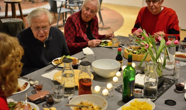Deze foto's (gemaakt bij de try-out) van 'Aan de Keukentafel' geeft een indruk van de sfeer aan tafel.