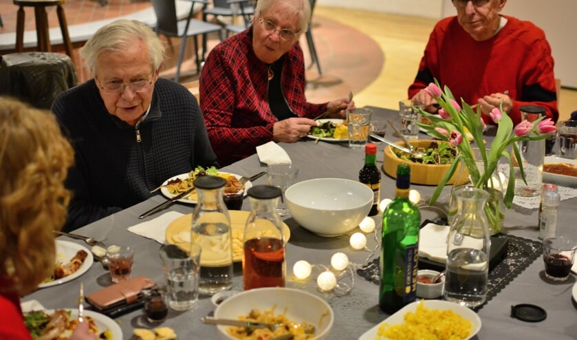 Deze foto's (gemaakt bij de try-out) van 'Aan de Keukentafel' geeft een indruk van de sfeer aan tafel.