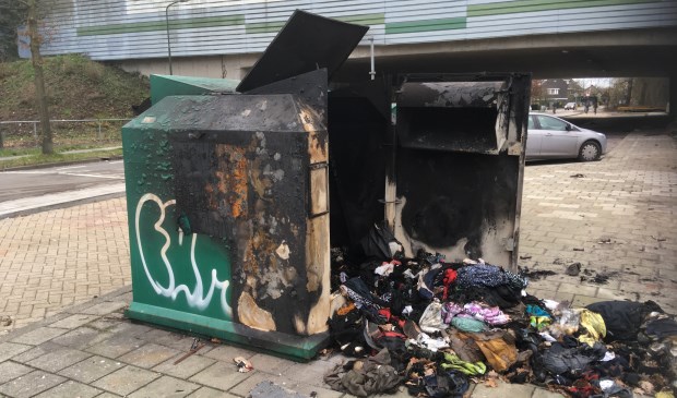 De kledingcontainer aan de Groenekanseweg werd nieuwjaarsnacht opgeblazen.