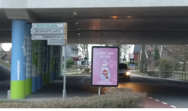 Het bord bij het viaduct in Maartensdijk ontneemt zicht.