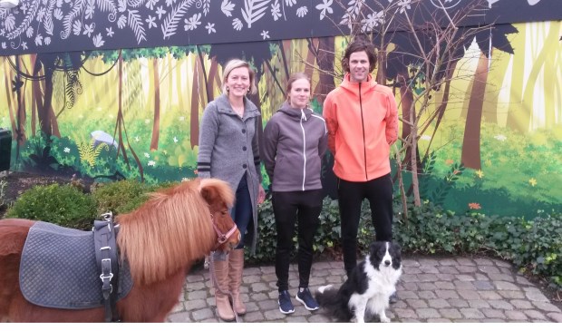 Docent Lieke Veenings van de Paardenklas met pony Bella en docenten van de Outdoorklas Daphne Wallenburg en Gerson Strubbe met hond Puck.