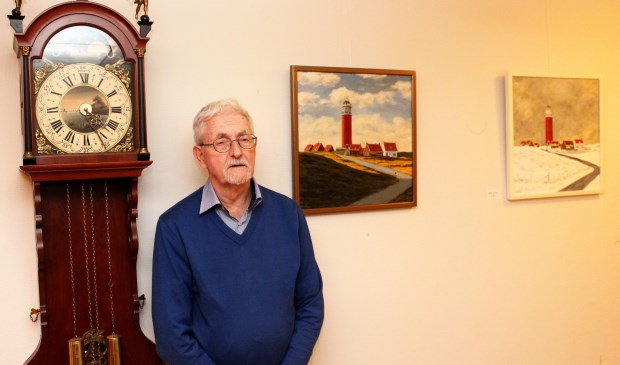 Bram Dolman naast eigen werk.
