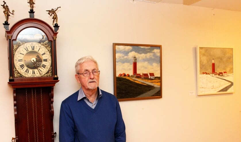 Bram Dolman naast eigen werk.