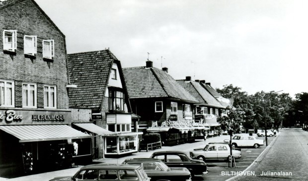 Parkeren op de Julianalaan in Bilthoven precies 50 jaar geleden. (foto uit de digitale verzameling van Rienk Miedema)