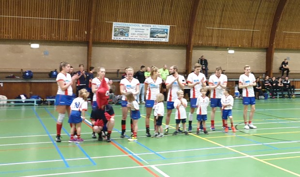 De spelers van de F1 en F2 lopen op met het eerste