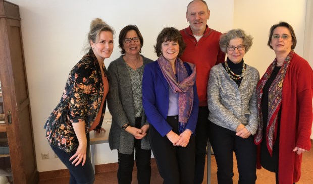 V.l.n.r. Elleny, Anneke, Hanneke, Heino, Jose en Djoska. De totale groep bestaat uit 10 vrijwilligers.