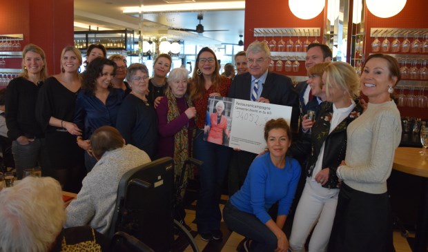 Ouderen bijeen in restaurant Danel voor een gezellig etentje met twee burgemeesters ter afsluiting van een campagne, waarin iets meer dan 34.000 euro werd opgehaald.