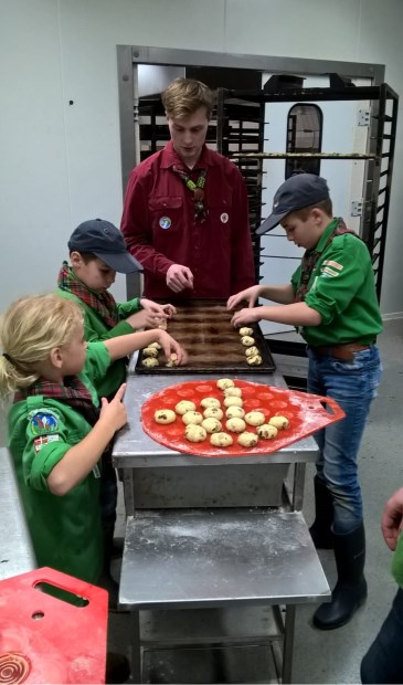 Welpen van Scouting Agger Martini maken kennis met het bakkersvak.
