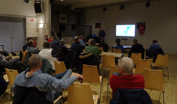 Stichting Hartslag licht de aanwezigen voor.