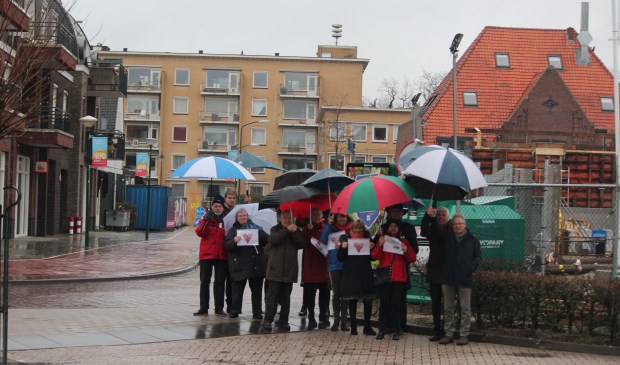 Vertegenwoordigers van alle bewonersorganisaties, die zijn aangesloten bij Hart Voor Bilthoven trotseren zelfs de (stromende) regen om van hun verontrusting blijk te geven.