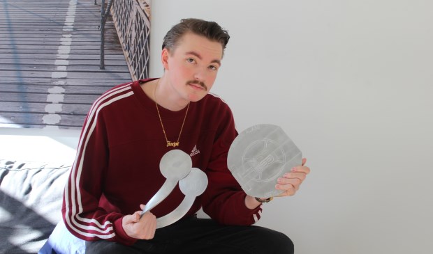 Met De Marconi Award voor Aanstormend Talent (rechts) én de Zilveren RadioSter Man (links) in handen geniet Bram Krikke een paar dagen later nog na.