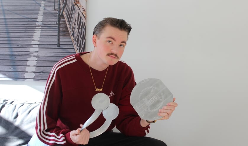 Met De Marconi Award voor Aanstormend Talent (rechts) én de Zilveren RadioSter Man (links) in handen geniet Bram Krikke een paar dagen later nog na.