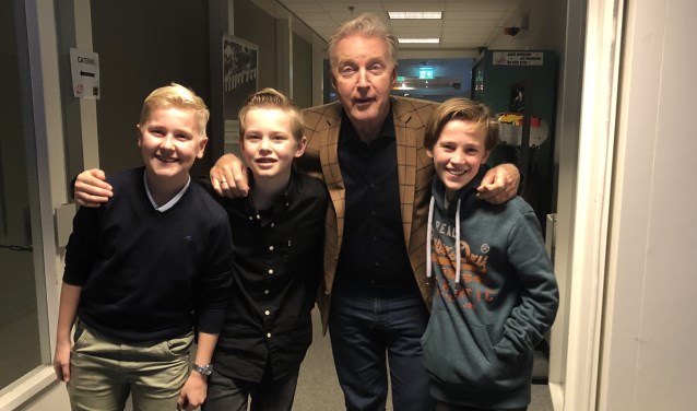 Hidde, Hugo en Teun hebben het gezellig bij André van Duin op locatie.