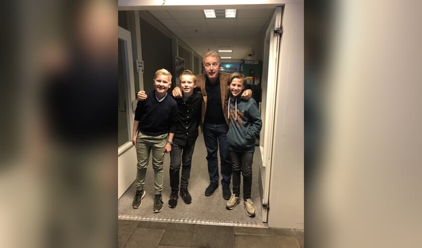 Hidde, Hugo en Teun hebben het gezellig bij André van Duin op locatie.