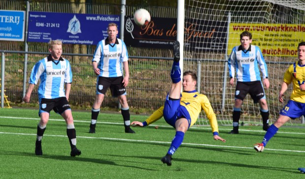 Chester Kemp levert een belangrijk aandeel aan de uiteindelijke overwinning. (foto Nanne de Vries).