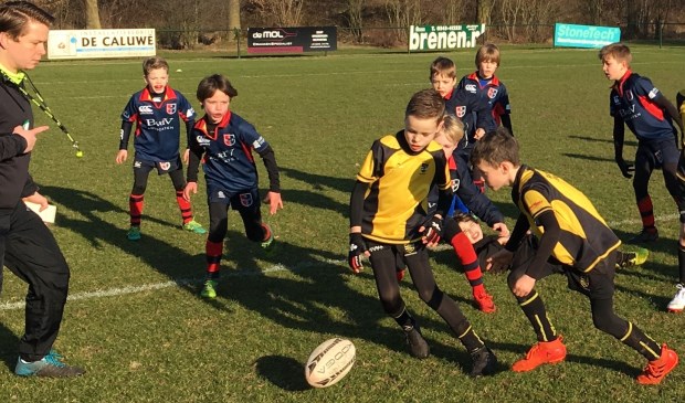 De Stichtsche Wolven spelen een fraaie pot rugby.
