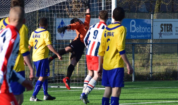 Doelman Boris van 't Land verricht goed keeperswerk. (foto Nanne de Vries)
