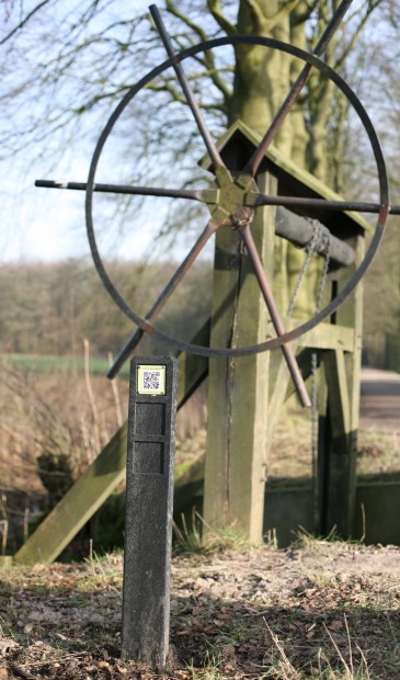 Subtiele QR bordjes leveren informatie over bijzondere plekken. (foto Laurens Huisman)