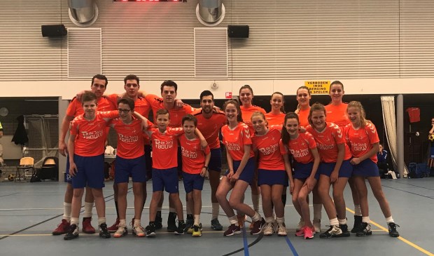 DOS 1 met de C1 (team van de week) voor aanvang van de wedstrijd.