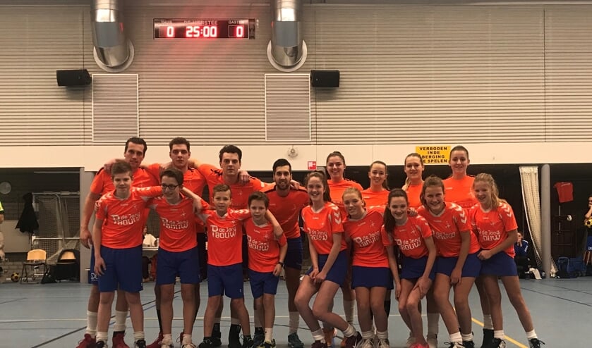 DOS 1 met de C1 (team van de week) voor aanvang van de wedstrijd.