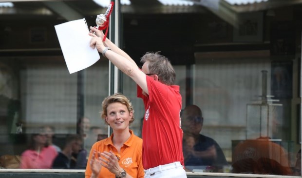 Grote blijdschap bij een van de deelnemers aan het ruiterweekend.