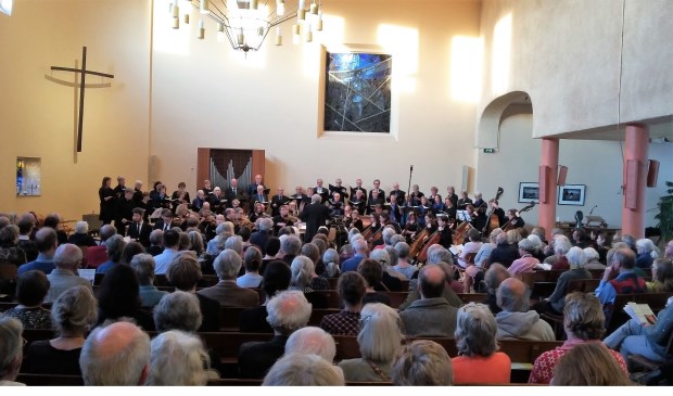 Een stampvolle Oosterlichtkerk geniet van het concert.