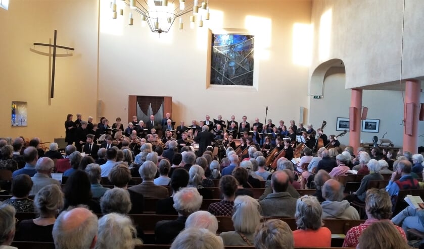 Een stampvolle Oosterlichtkerk geniet van het concert.