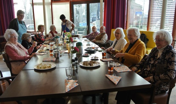 Tijdens de High Tea in restaurant ‘Bij de Tijd’ in Weltevreden kwamen de bezoekers spontaan met elkaar in gesprek over allerlei zaken in het leven. Daarbij deden de gastvrouwen hun best om het ieder naar de zin te maken. De High Tea is er iedere laatste zondag van de maand. (Frans Poot)