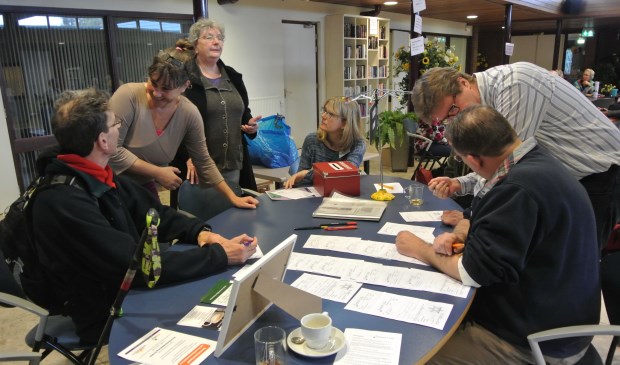 Gezellige drukte bij de ontvangsttafel van het Repair Café. (foto Frans Poot)