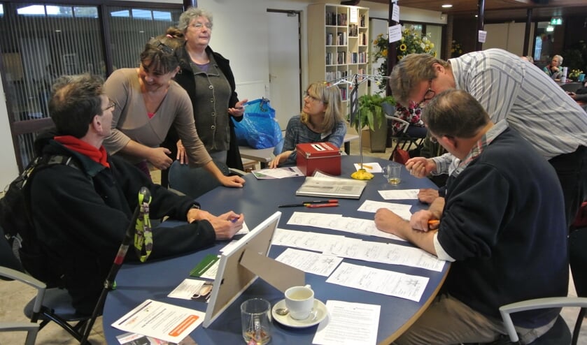 Gezellige drukte bij de ontvangsttafel van het Repair Café. (foto Frans Poot)