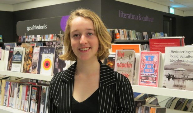 Merlijn Barkema bij de geschiedenishoek van de bibliotheek.