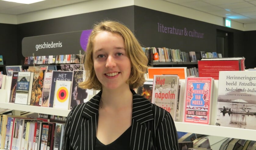 Merlijn Barkema bij de geschiedenishoek van de bibliotheek.