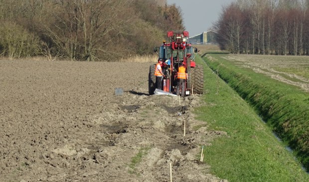 Voor het onderzoek worden gaten geboord en springstof aangebracht.