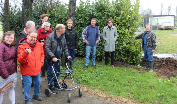 De aftrap is verricht door wethouder Dolf Smolenears (tweede van rechts)