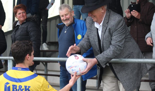 Vanwege zijn hattrick krijgt Mike de Kok de wedstrijdbal.