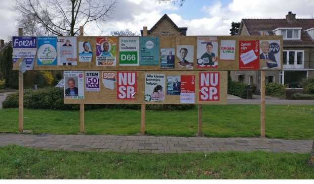 Op verkiezingsborden gaven deelnemende partijen acte de présence.