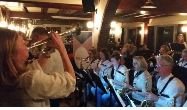 Bandleider Anita van Soest vuurt haar Bigband aan in muzikale battle.
