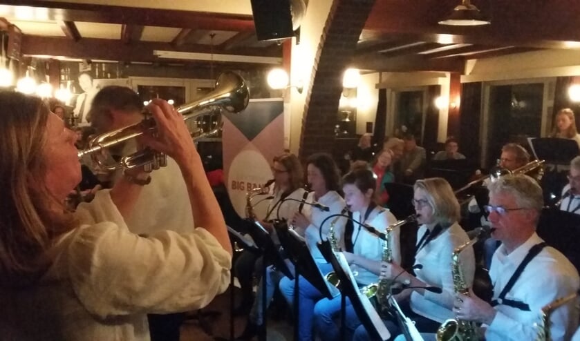 Bandleider Anita van Soest vuurt haar Bigband aan in muzikale battle.