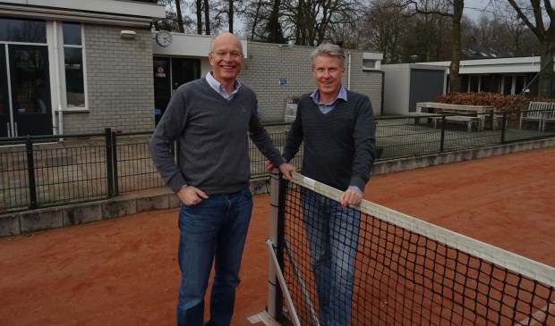 Voorzitter Koos Plomp (l) en secretaris Charles Bruns (r) van de jubilerende tennisvereniging kijken uit naar jubileumactiviteiten.