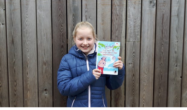 Rosalie las een fragment uit ‘De verschrikkelijke badmeester’ van Jozua Douglas. (foto Jaap van Veen)