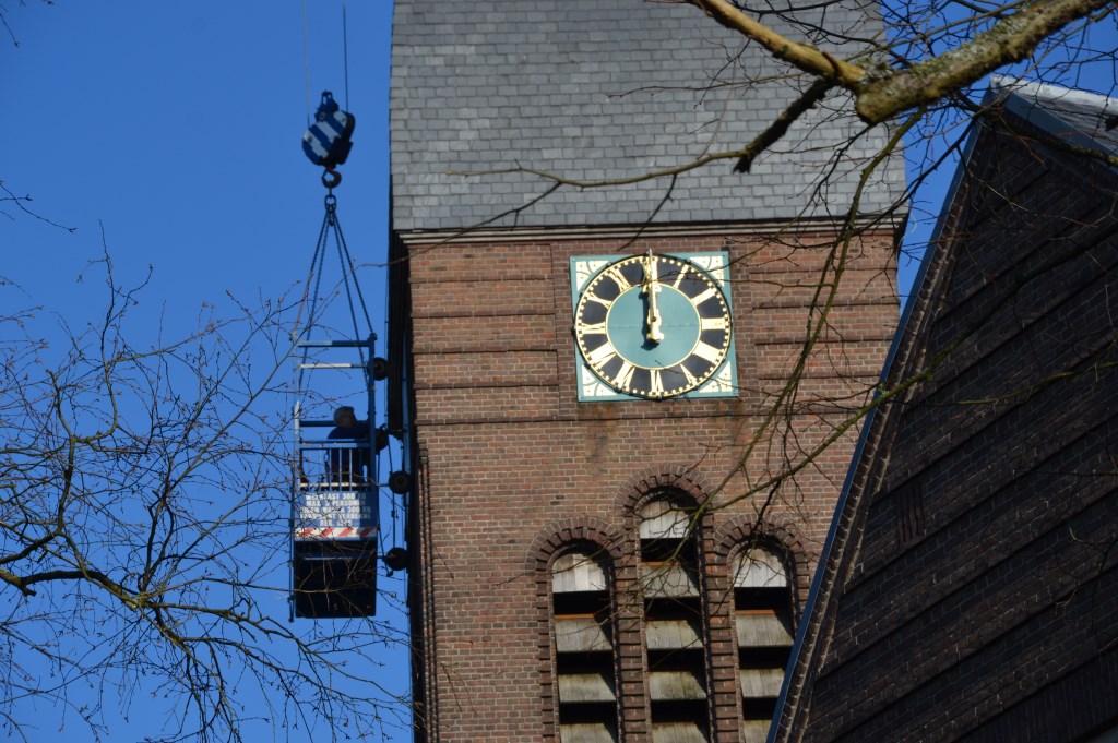 De eerste nieuwe wijzerplaat zit erop.