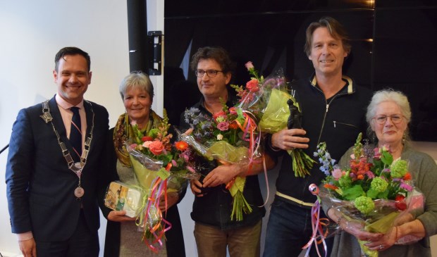 Niels Eijsbroek en Rick van Westerop winnen de Mathildeprijs, met v.l.n.r. burgemeester Sjoerd Potters, Rina Kruis, Rick van Westerop, Niels Eijsbroek en Floor Belders.