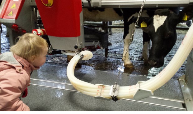 De melkrobot wordt aan inspectie onderworpen.