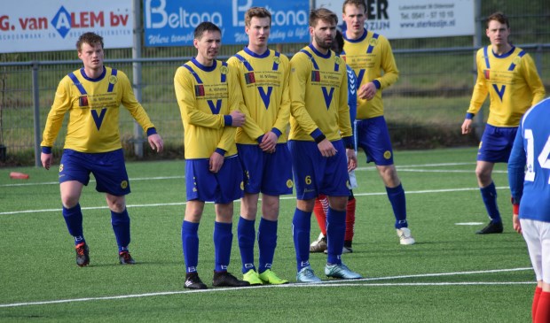 Zes SVM-verdedigers zijn er nodig bij één Patria-aanvaller. (foto Nanne de Vries)