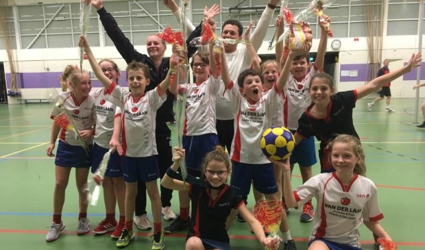 Na afloop werden de 2 coaches Pascal Franke en Tim Houtman met hun sterteam, door de ouders in het zonnetje gezet met een mooie taart, medaille en een bloemetje.