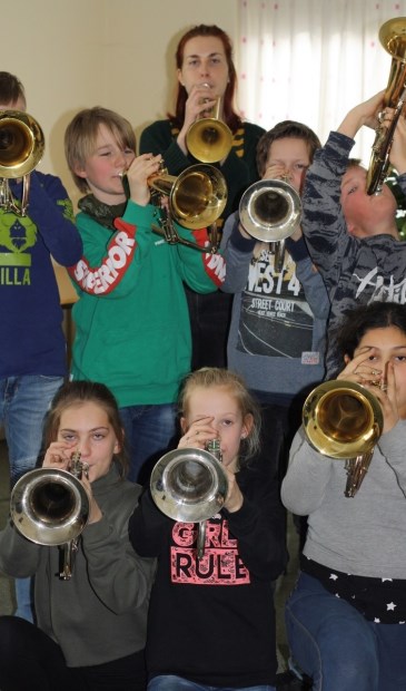 Je kiest vaak voor hoog koper gekozen vanwege de klank of omdat je er mee kunt samenspelen met een paar vrienden of met velen in een orkest.