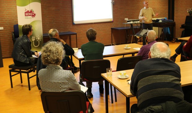 Deelnemers luisteren geboeid naar Bauke Heikamp, strategisch adviseur van gemeente De Bilt.