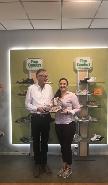 Voor alle FinnComfort-kopers is er op deze dag een passende attentie en op deze dag krijgt men 20% korting op alle slippers van Finn Comfort bij de George In der Maur Beterlopenwinkel, Koningin Wilhelminaweg 497 te Groenekan.