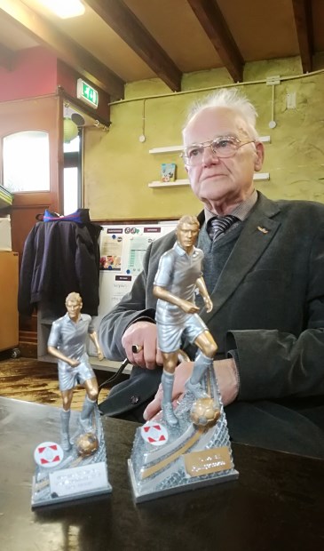 Voorzitter Rob Florie mocht de eerste bokaal aan Rens Kersten zelf overhandigen.